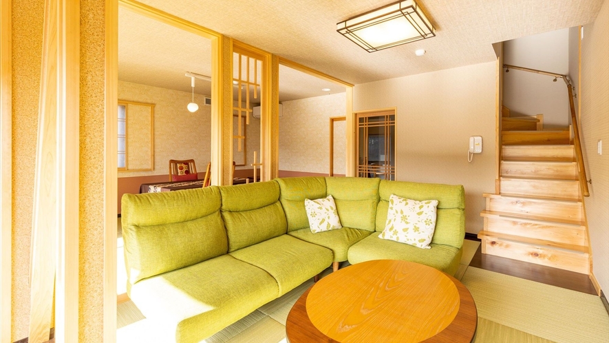 【河津桜1階】20畳の開放的な空間が広がるリビングダイニング。サンルームも気持ちよい。