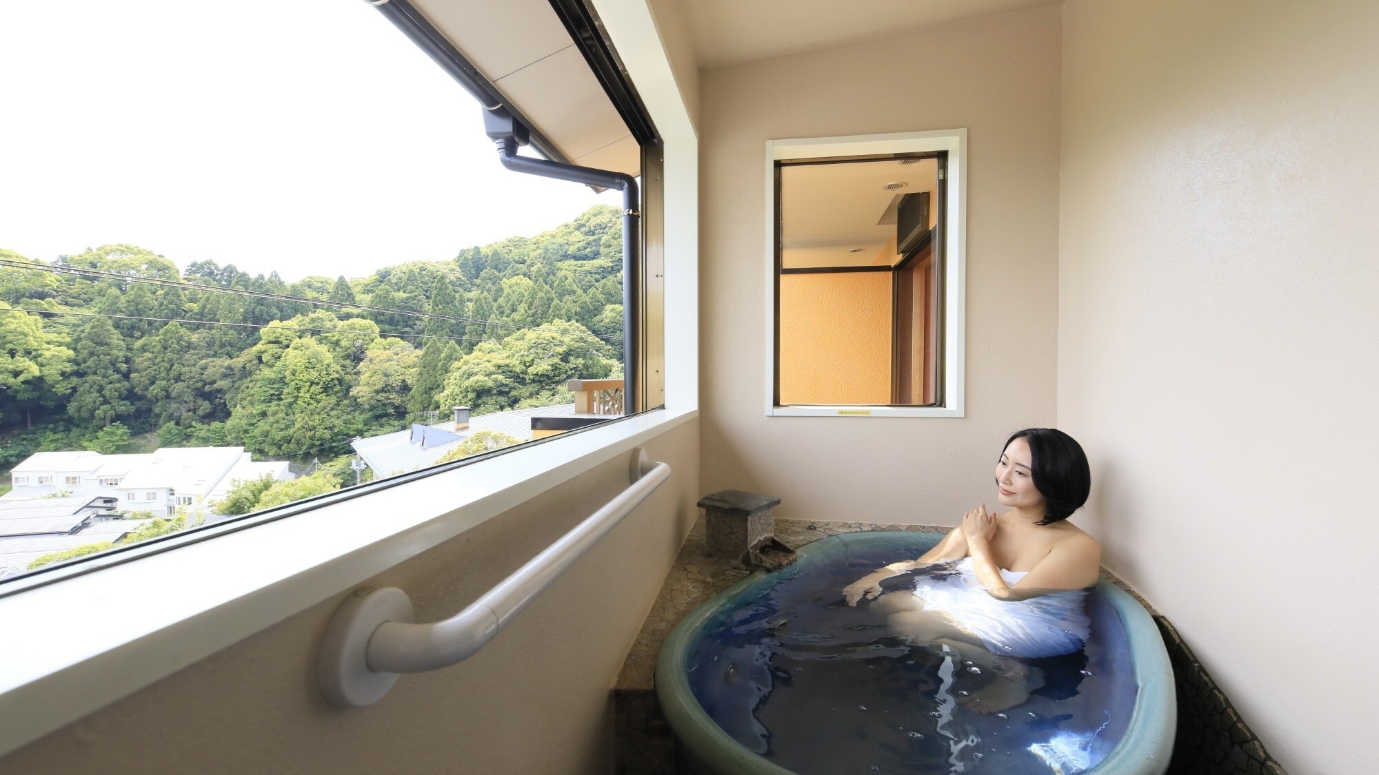 【石楠花】愛らしい小判型の陶器風呂でほっこり。
