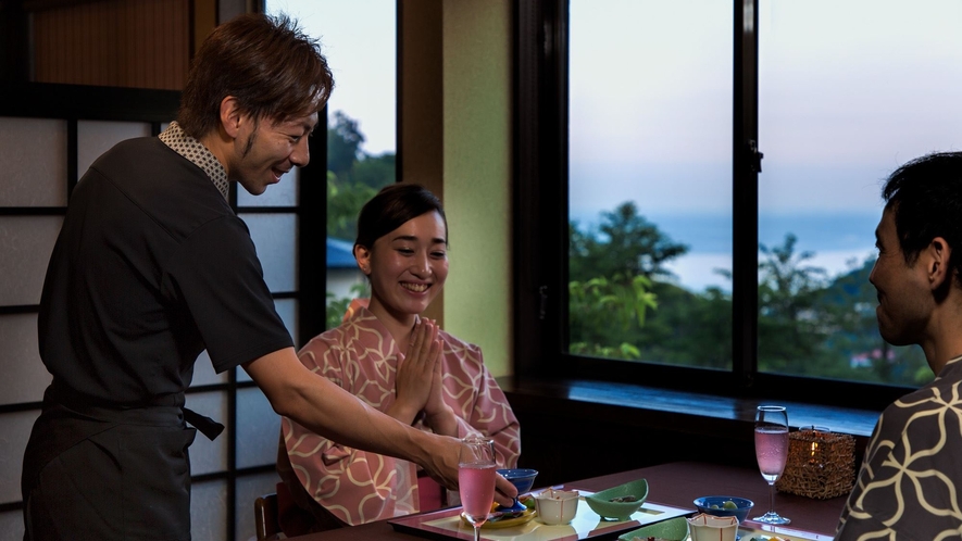 【食事処花見月】天井が高く、海側一面に備えた窓からは彼方に広がる自然豊かな伊豆の景観楽しめます。