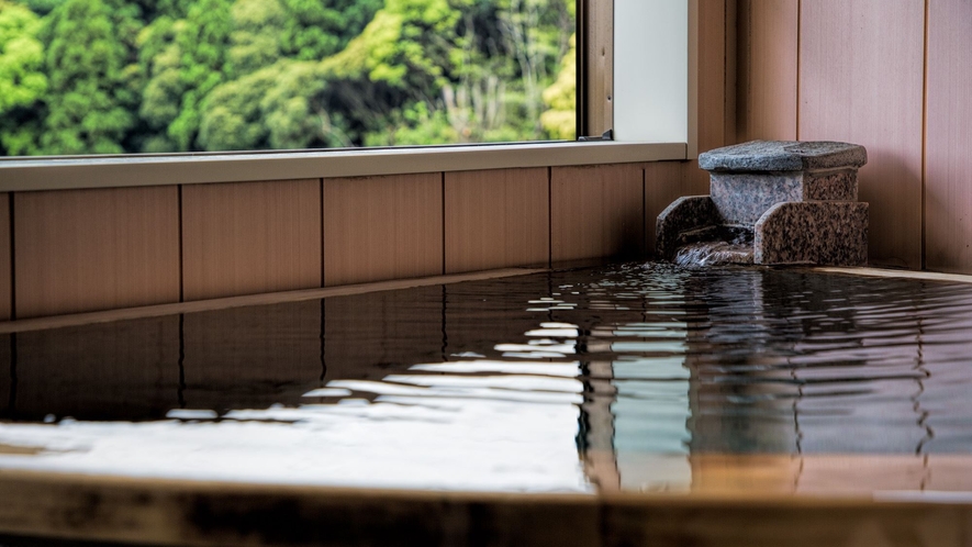【河津桜】伊豆石を使った扇形の露天風呂になっています。