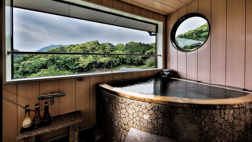 【河津桜２階】伊豆石を使った扇形の露天風呂になってます
