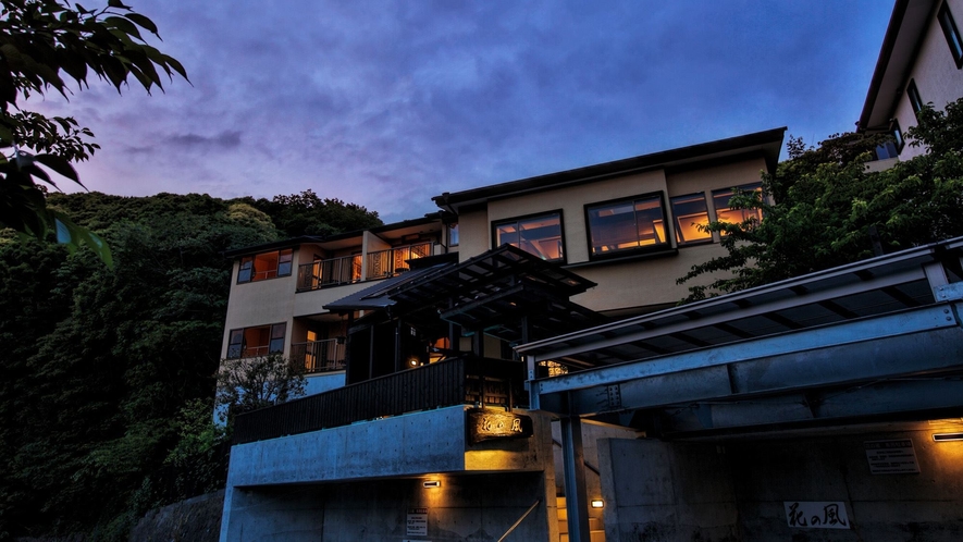 【エントランス】今井浜海岸駅から山を上ると見えてくる花の風。夜空の星も美しいですよ。