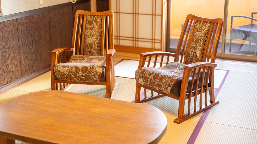 【紫陽花】和室には寛ぎやすい椅子をご用意。足腰にも負担が少ないです。