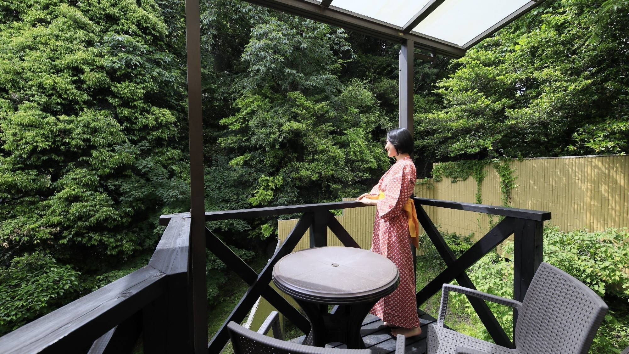 【山百合】山百合専用のバルコニーは山側に面し、森林浴が楽しめ、野生のリスや小鳥への出会い率は当館１！