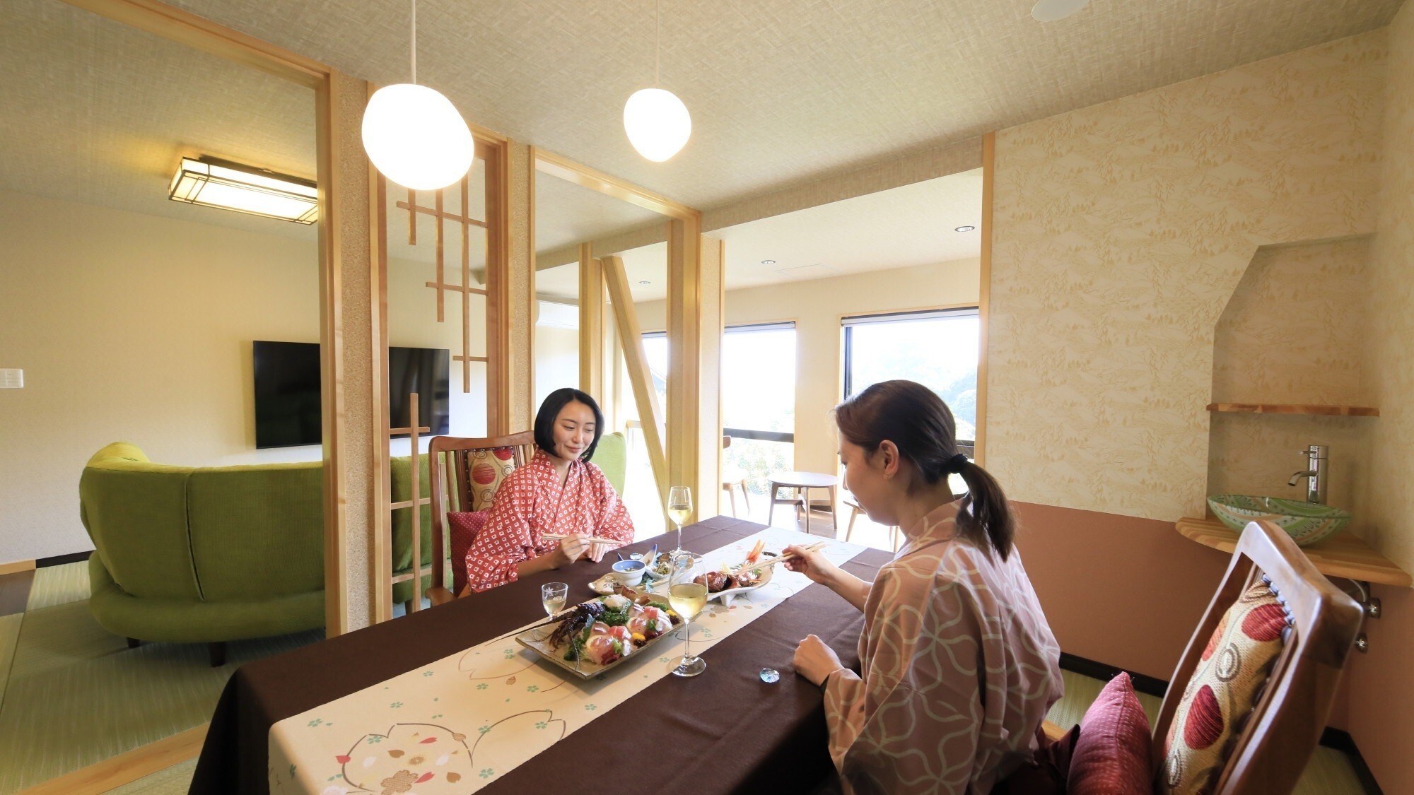 【河津桜】お食事はお部屋食！こちらの広々ダイニングで、変わりゆく外の景色を楽しみながらどうぞ。