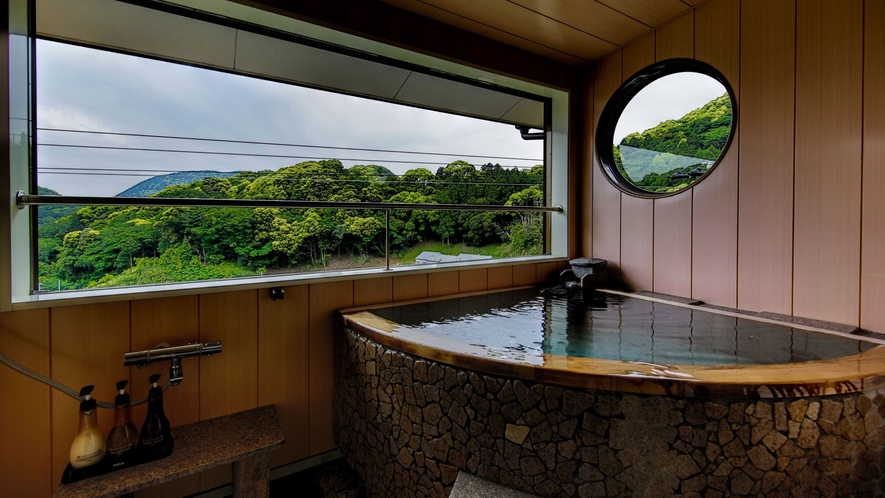 【河津桜２階】の客室専用露天。伊豆石を使った扇形の露天風呂になってます