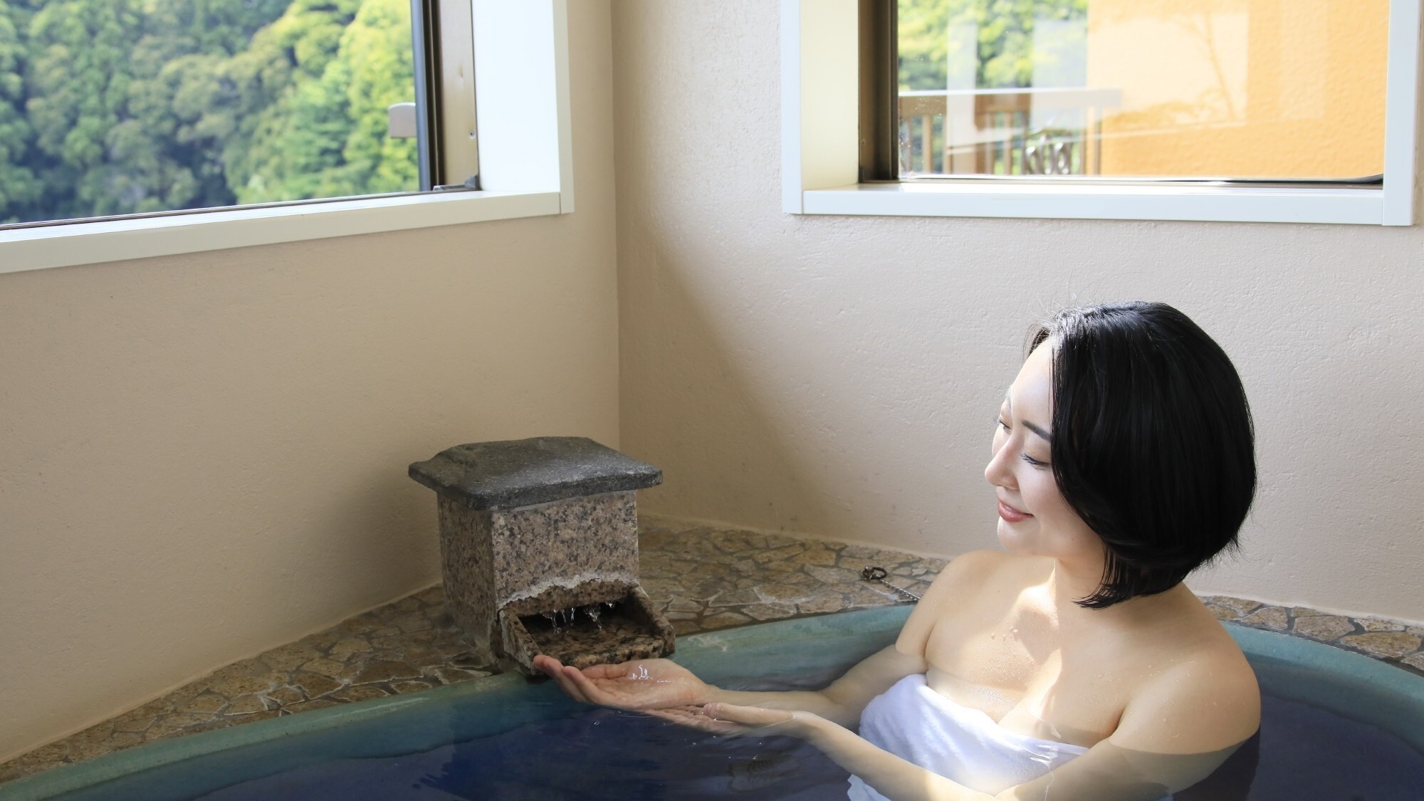 【石楠花】愛らしい小判型の陶器風呂でほっこり。