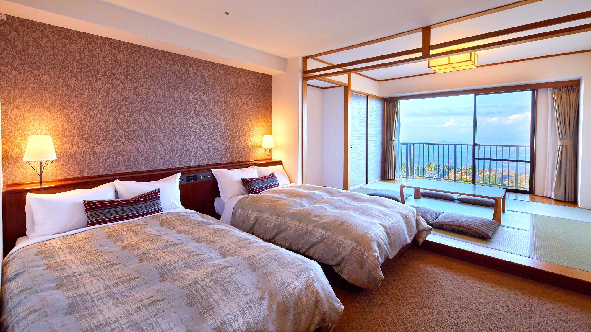 ☆【客室】和洋室　富士山や天城山系の壮大な眺望が広がる和洋室（一例）