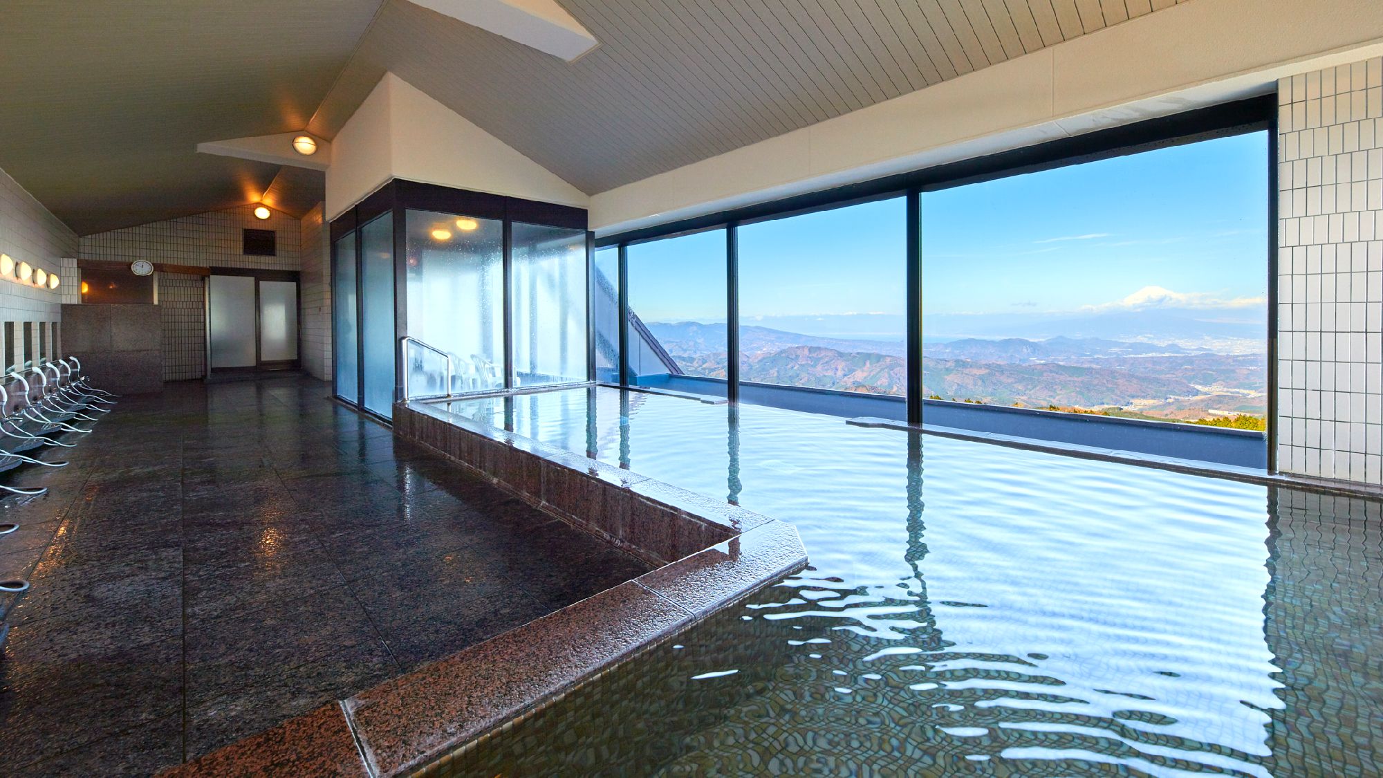 ☆【大浴場】上階にある大浴場からは富士山を望むことができます。夜景を見渡しながらの絶景を愉しむ。