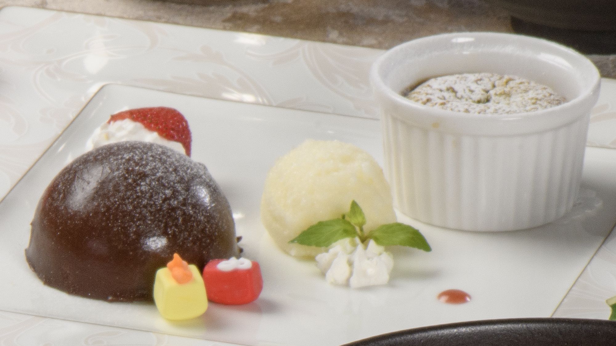 ＜11月・12月のおすすめの一品＞2色のチョコレートのデザートプレート【特別和洋コース】