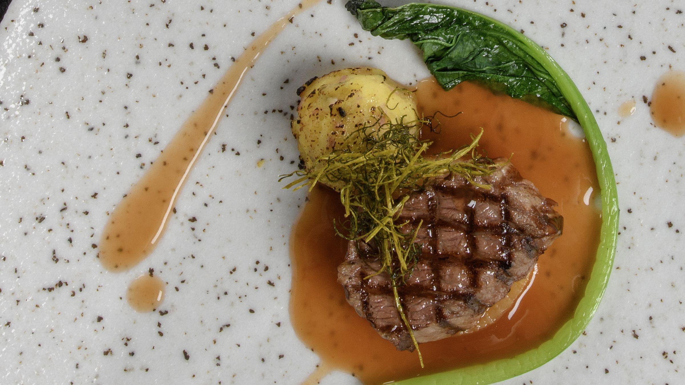 ＜11月・12月のおすすめの一品＞塩麹でマリネした静岡牛サーロインのグリエ【レセント】