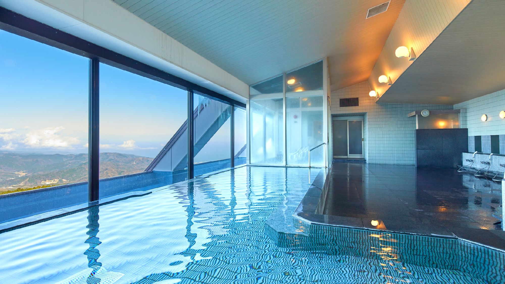 ☆【大浴場】上階にある大浴場からは富士山を望むことができます。夜景を見渡しながらの絶景を愉しむ。