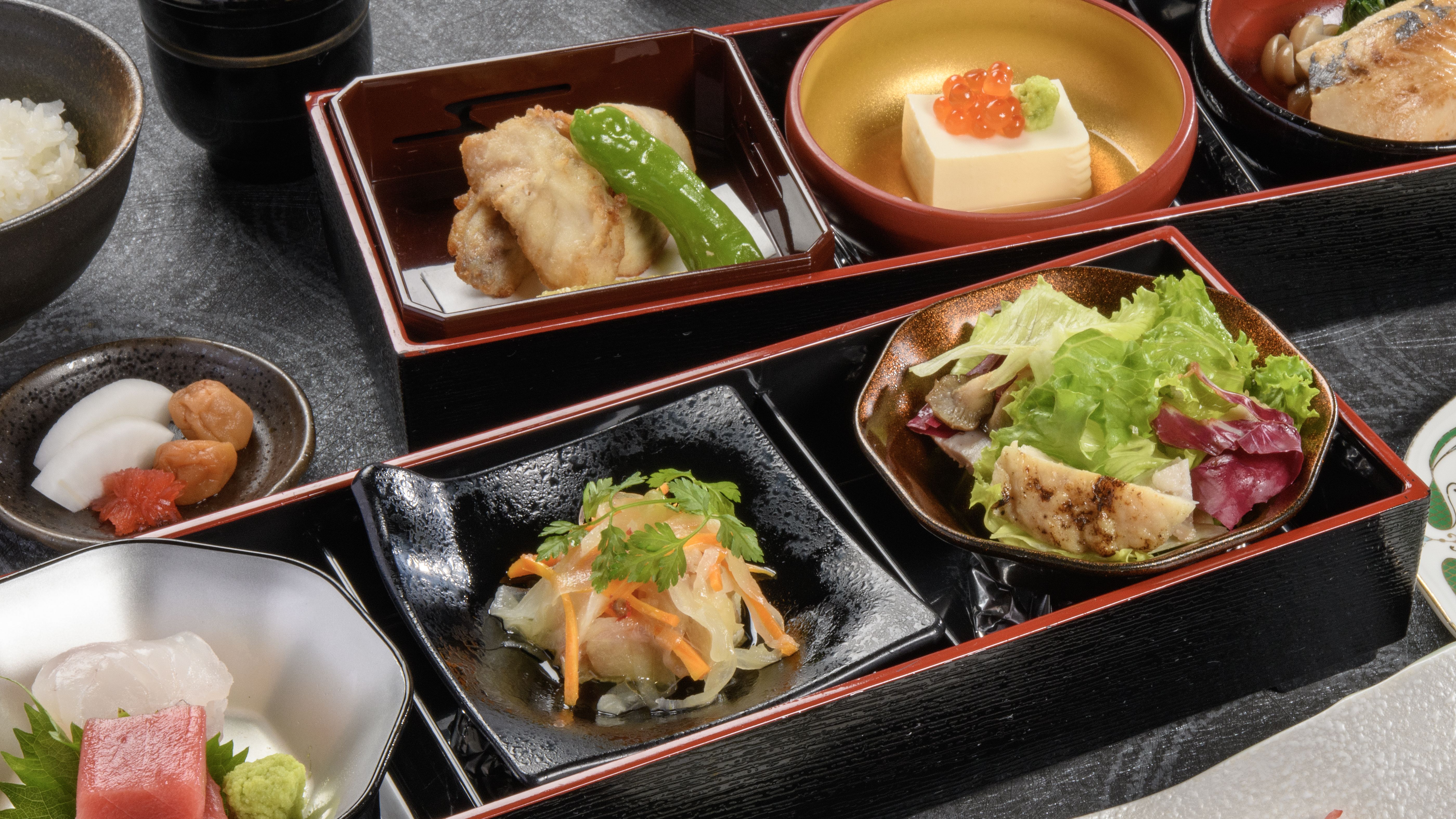 ＜11月・12月のおすすめの一品＞二段箱【和洋御膳】