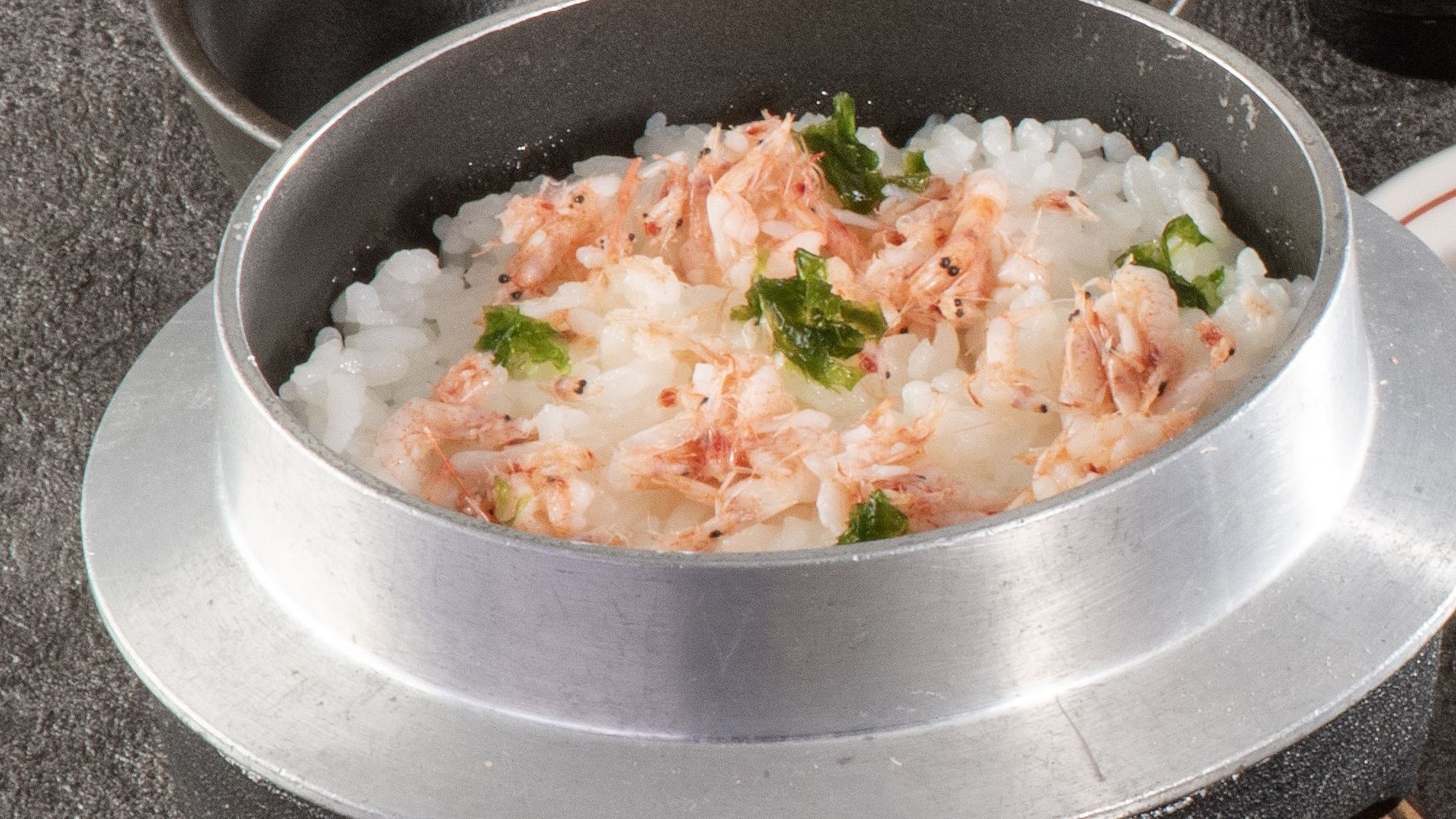 ＜4月のおすすめの一品＞桜海老の釜炊きご飯　香の物　味噌汁【天城】