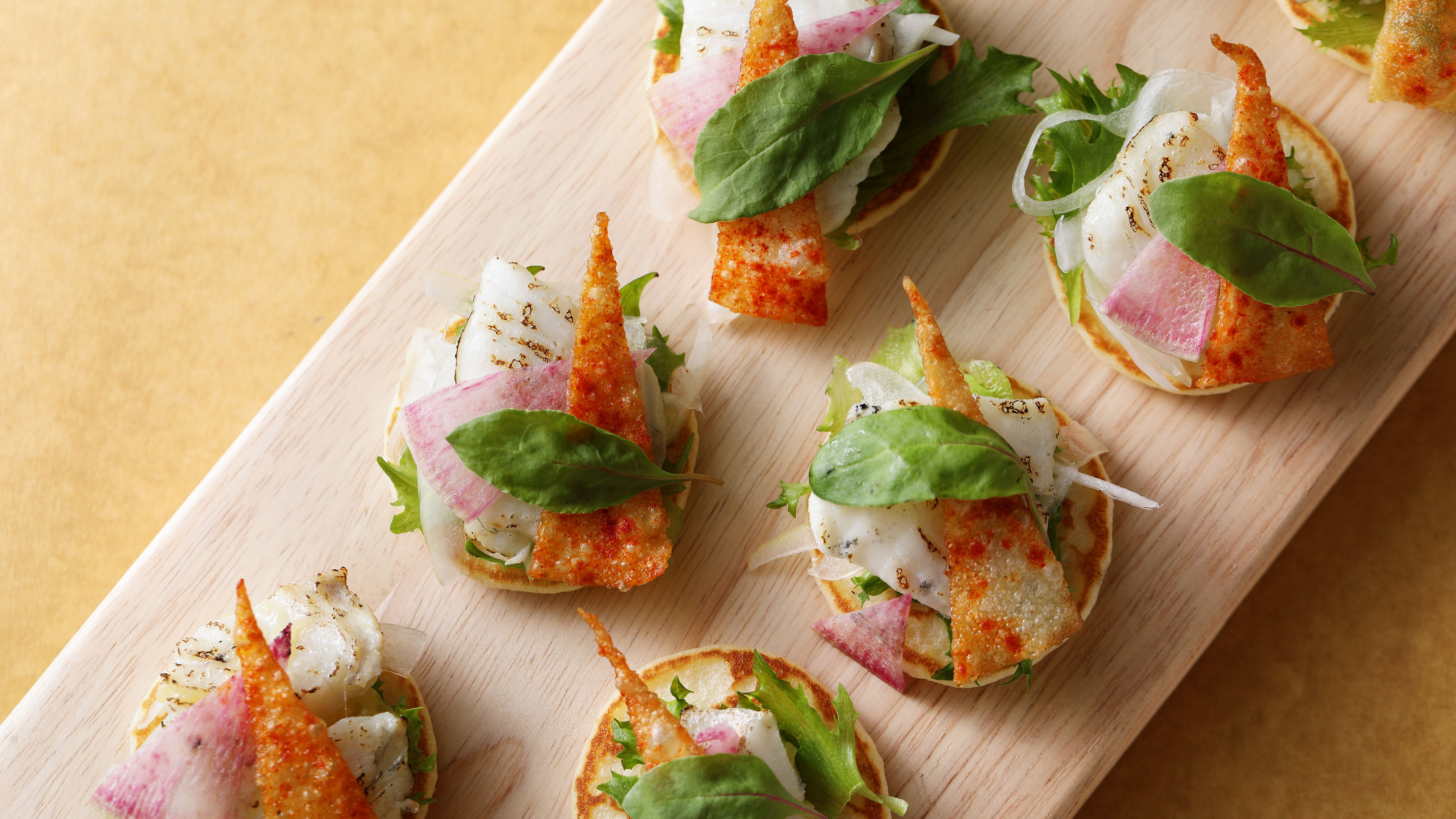 【A-1グランプリ】近海水揚げ、秋鱸と柿のブリニ、柑橘のジュレと共に（和田拓大 作）