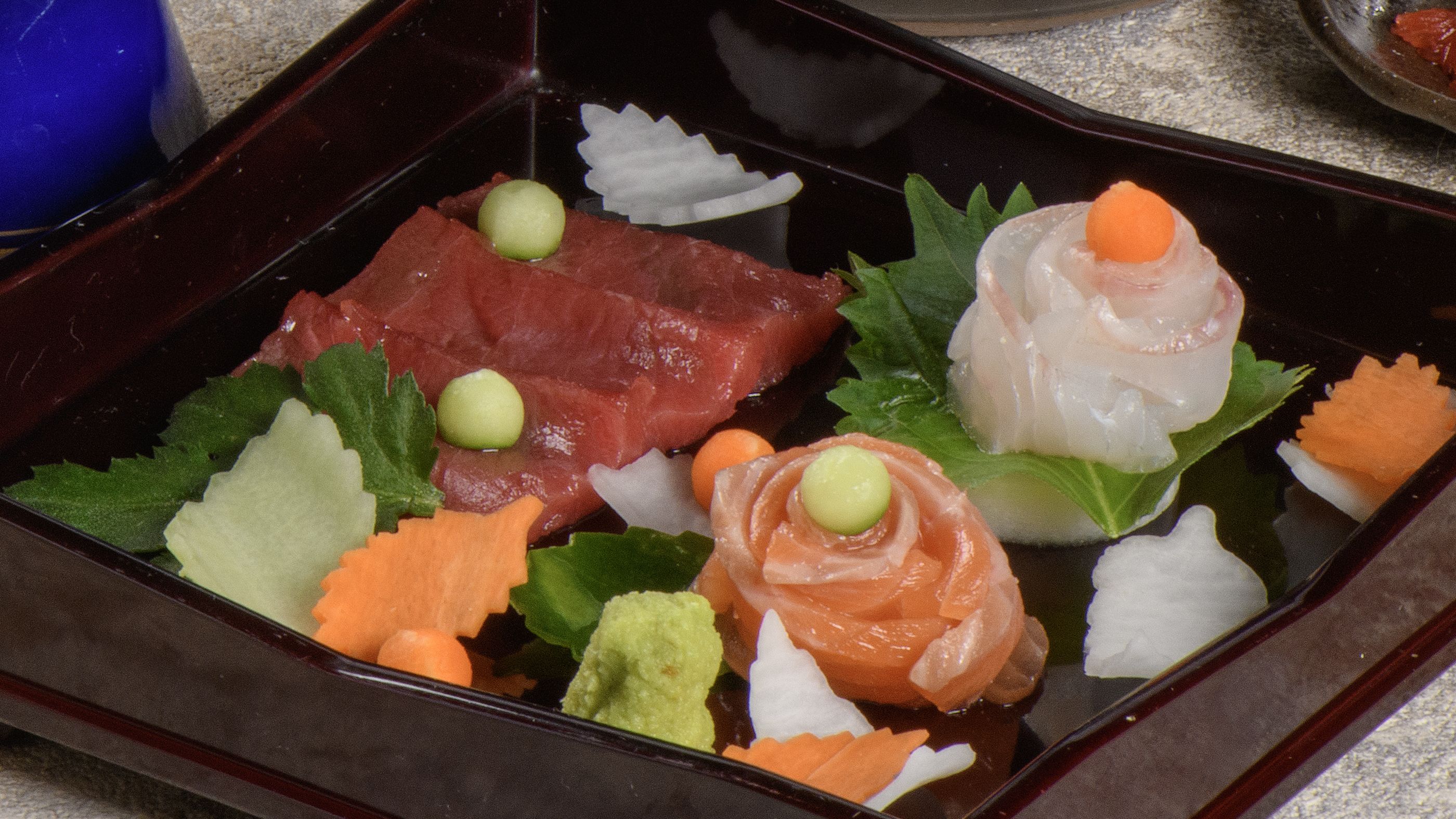 ＜11月・12月のおすすめの一品＞お造り（紅富士鱒　本鮪　鯛　あしらい一式）【特別和洋コース】