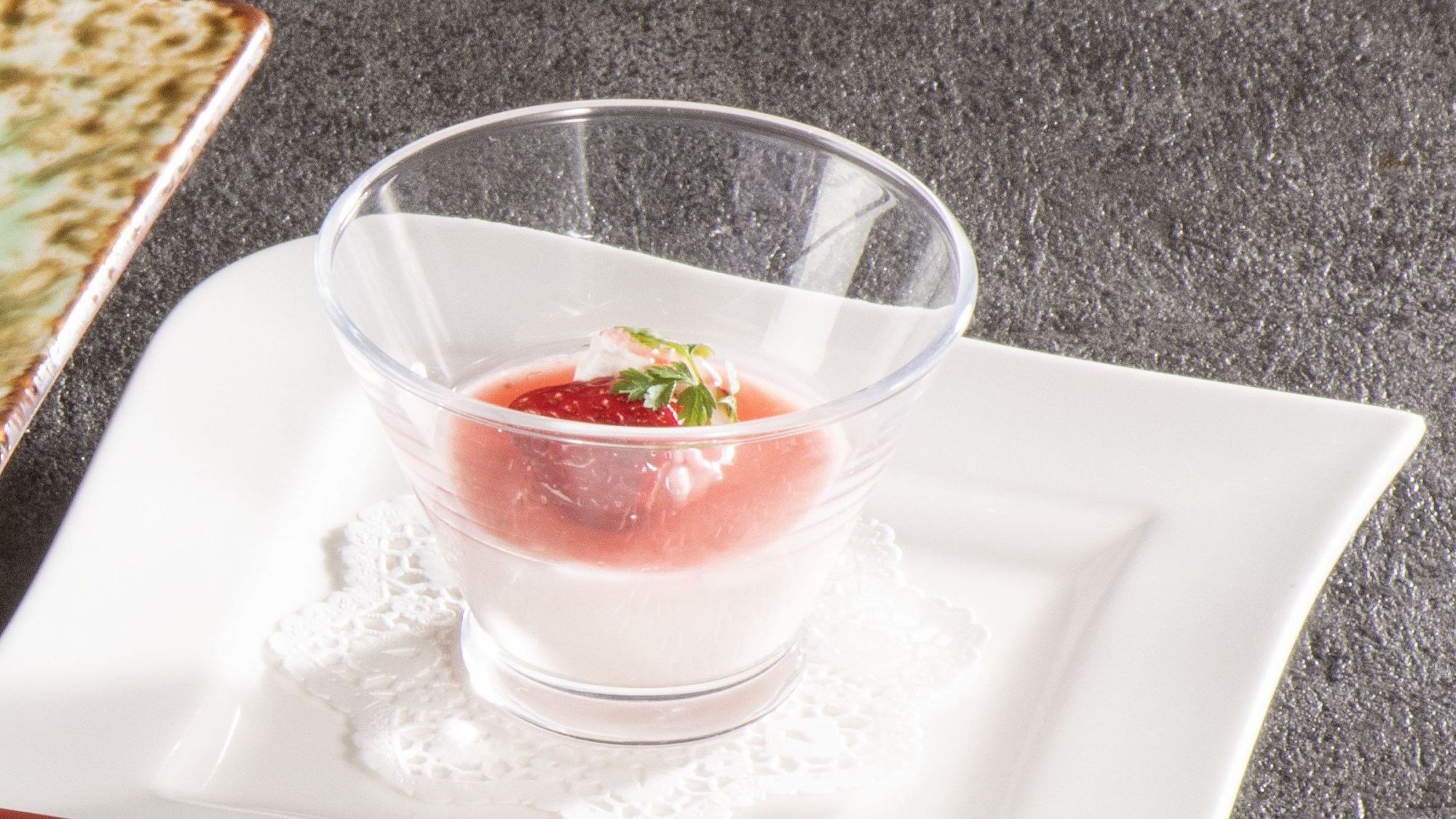 ＜4月のおすすめの一品＞苺のブランマンジェ【天城】