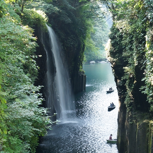 【周辺観光】高千穂峡／貸しボートから見上げる落差17ｍの滝は迫力満点！
