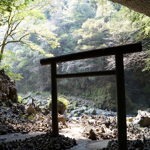 【周辺観光】天安河原／天岩戸神社西本宮から岩戸川に沿って徒歩で約10分にある大洞窟