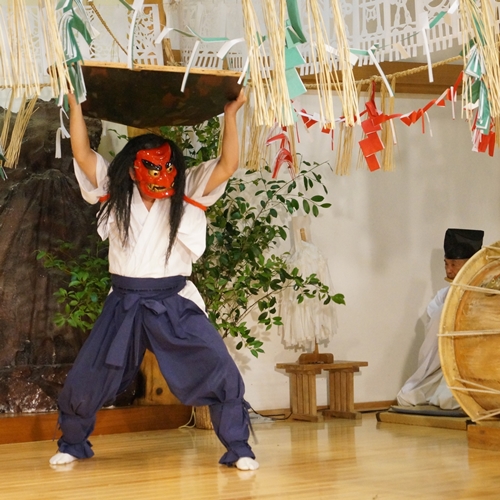 【周辺観光】高千穂神楽／毎晩20時から高千穂神社で代表的な4番を公開！本格的な舞が楽しめる