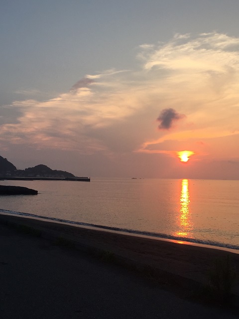 波左間の夕日