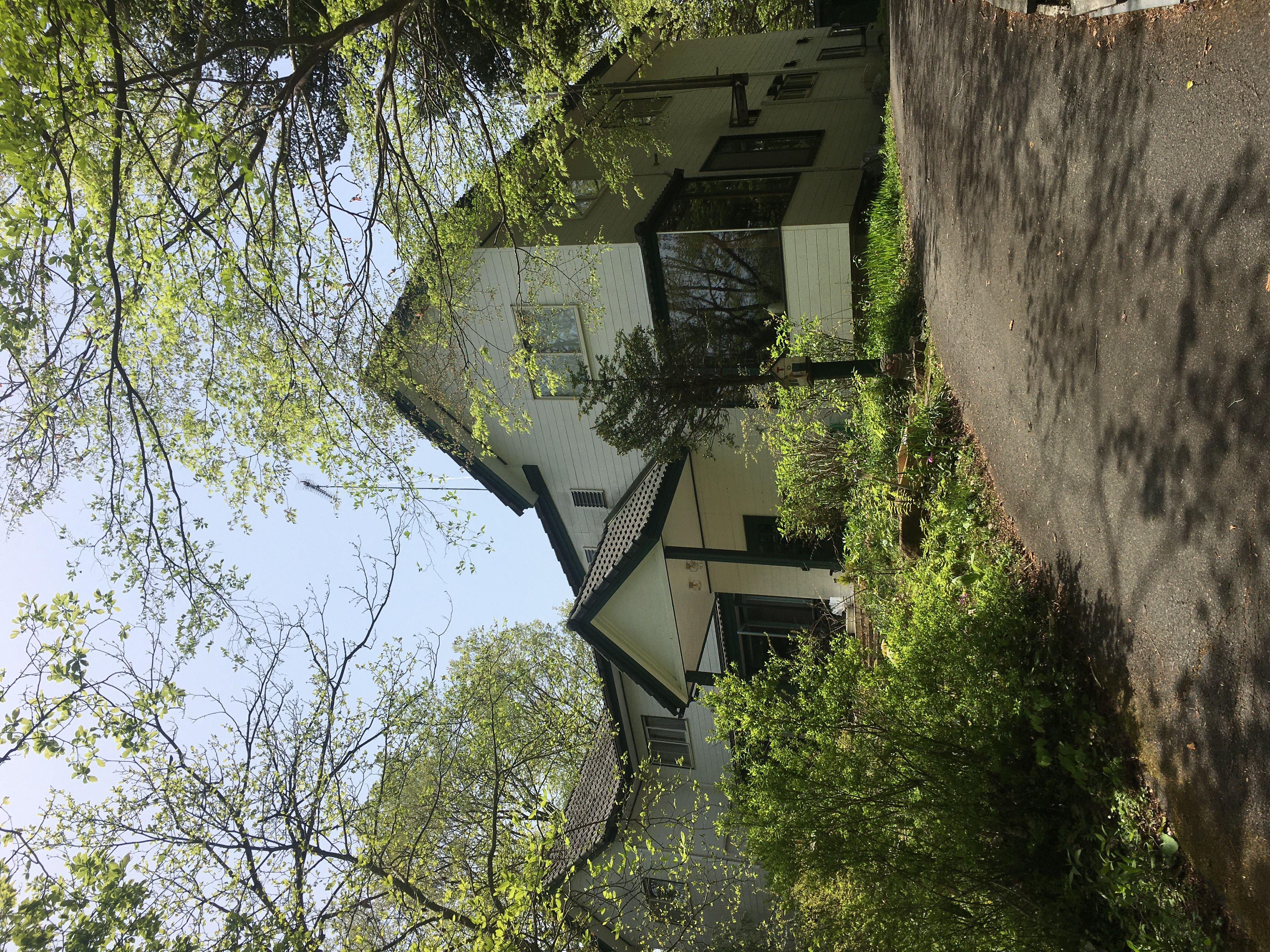 外観　坂を上がって建物があります