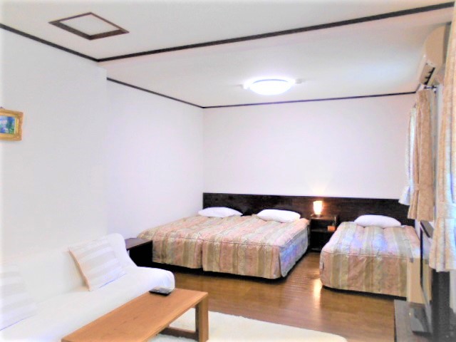 3名様までご利用頂けるお部屋　洗面、トイレ、ソファー、冷蔵庫完備♪