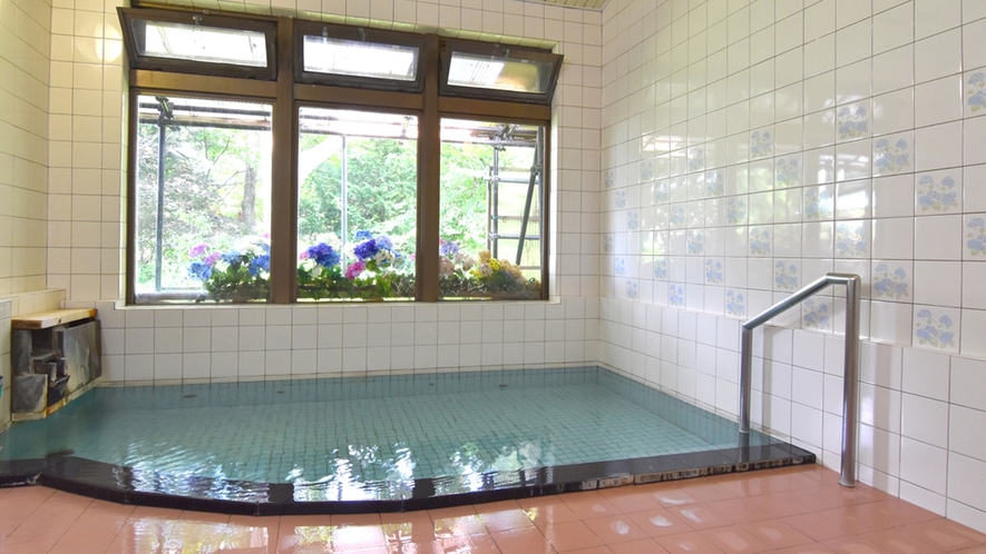 *【内湯】24時間入浴可能な天然温泉。大きな窓から、春～秋はあじさいを、冬は雪景色をお楽しみください