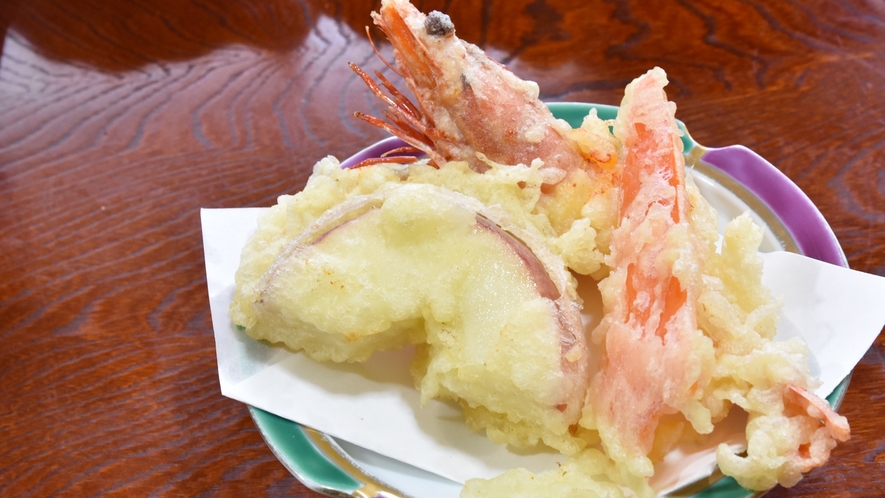 *【夕食一例】青森県ならではの、りんごの天ぷらも人気の一品です。