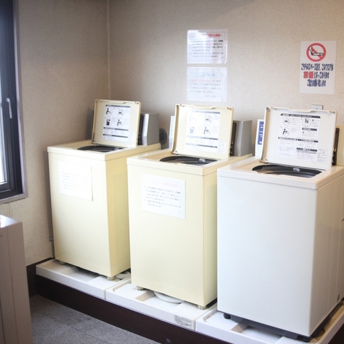 コインランドリー（洗濯機）3台設置。1回200円ご利用は7：00〜23：00の間で。