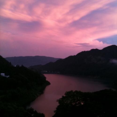 夕暮れの日の赤谷湖