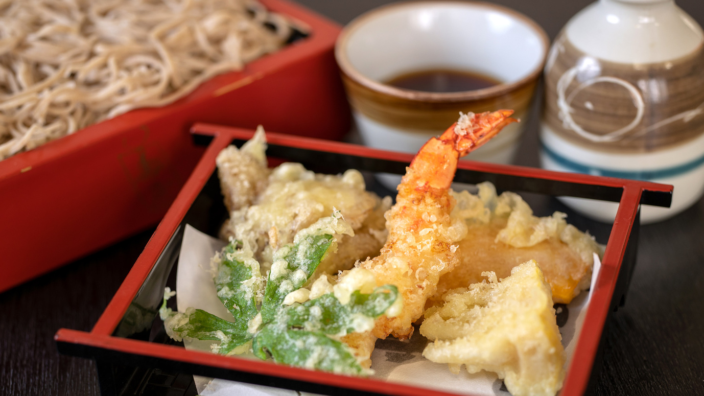 【季節の天ぷら付き】手打ち蕎麦との相性抜群！四季折々の味覚をサクサクの天ぷらで