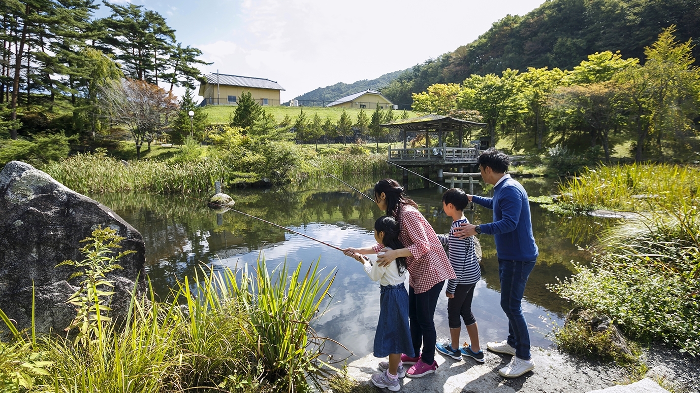 *【園内/釣り池】当館敷地内ではご家族で楽しめる釣り堀スペースがございます。