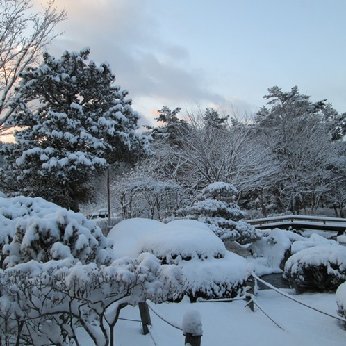 【施設/遠野池】周辺の静けさにシンシンと雪が降る敷地内