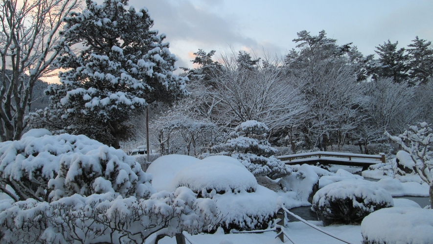 【施設/遠野池】周辺の静けさにシンシンと雪が降る敷地内