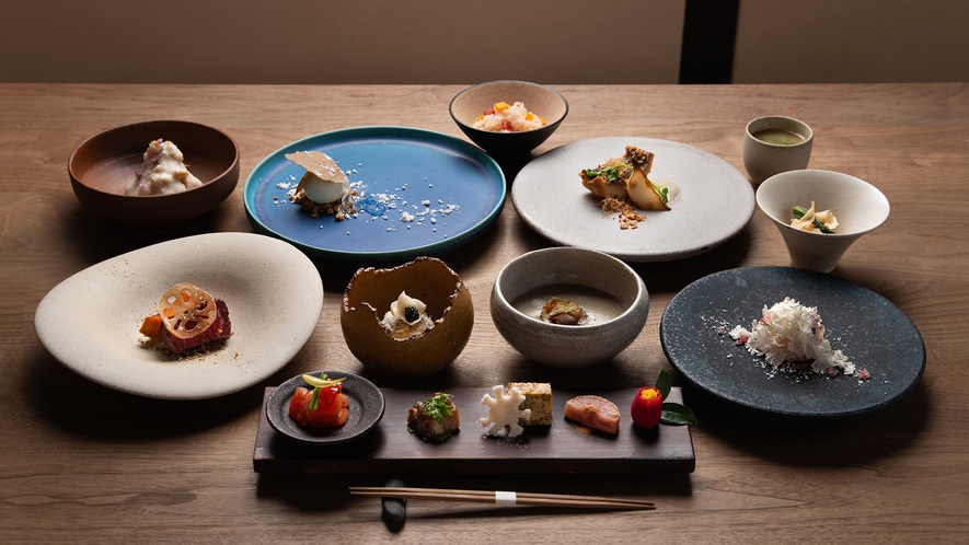 *【夕食・冬（イメージ）】京料理出身の料理長ならではの繊細さや色彩の「凛々しさ」をお愉しみください