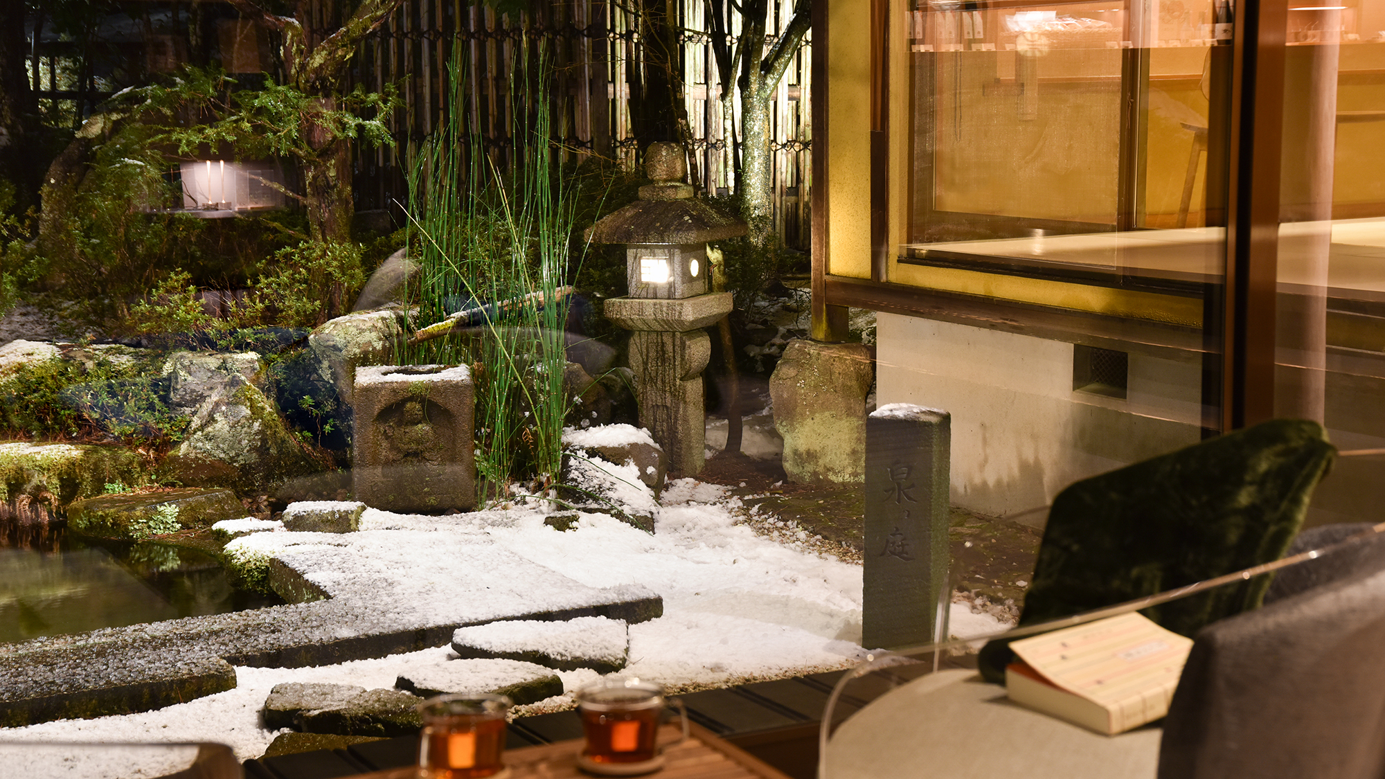 *【ラウンジ｜雪景色】雪に包まれた庭を暖かいロビーから