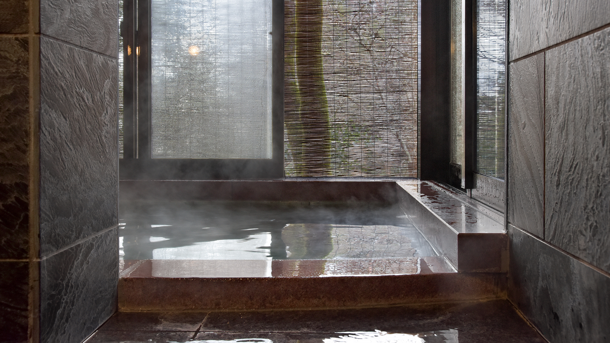 *【温泉浴場】大きな窓から天龍峡の自然が湯に映ります