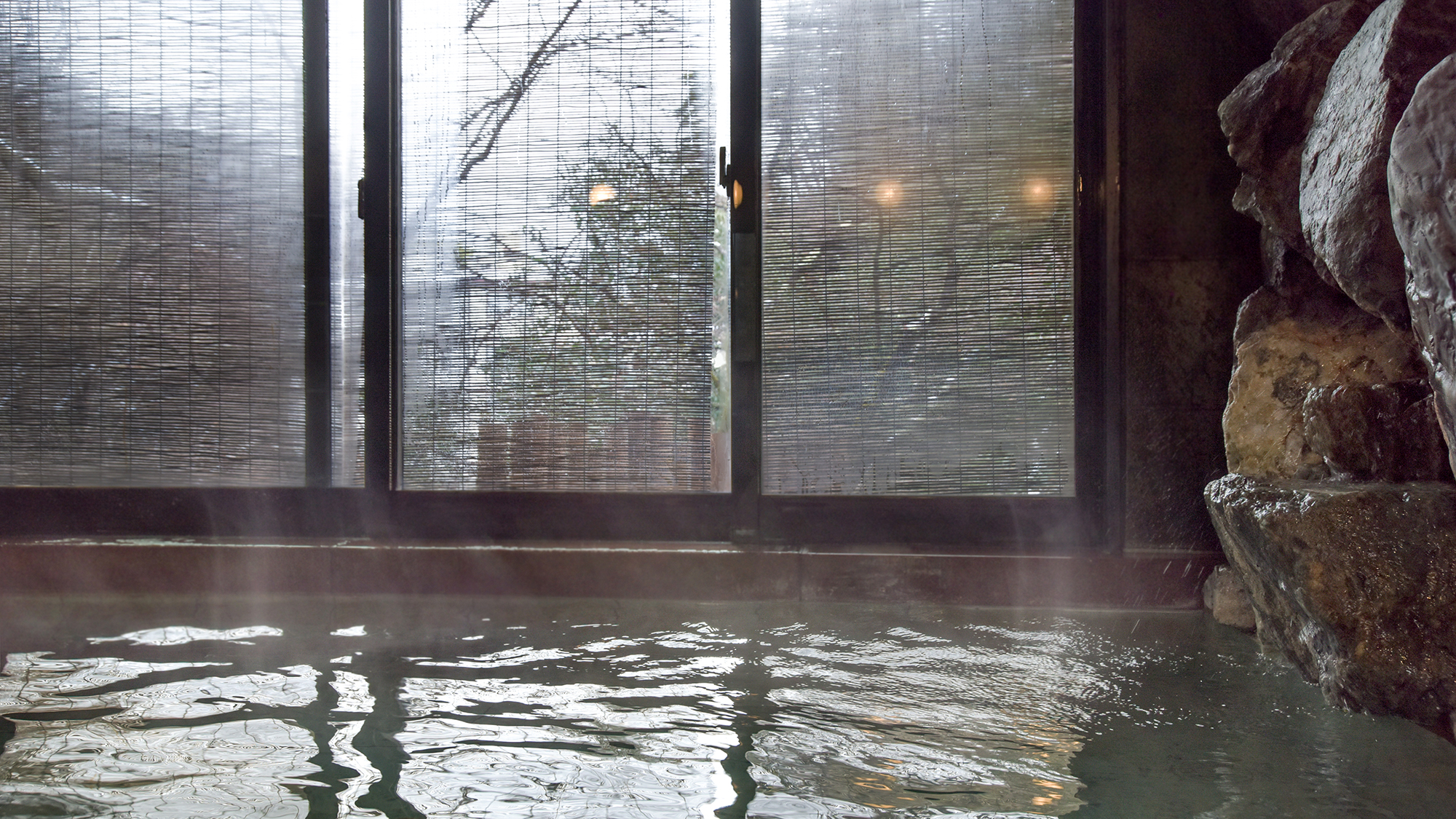 *【温泉浴場】大きな窓から天龍峡の自然が湯に映ります