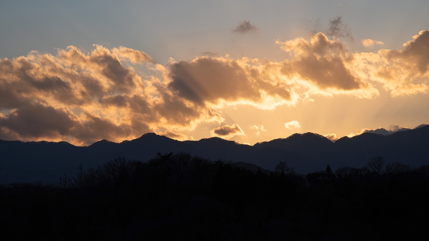*【アルプスの夕景】夕陽に染まる雲と山の稜線のコントラストが美しい夕暮れ時
