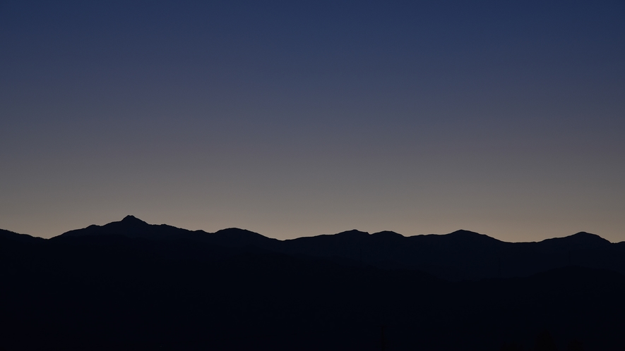 *【南アルプスの日の出】夜明けと共に山の稜線がくっきりと現れる