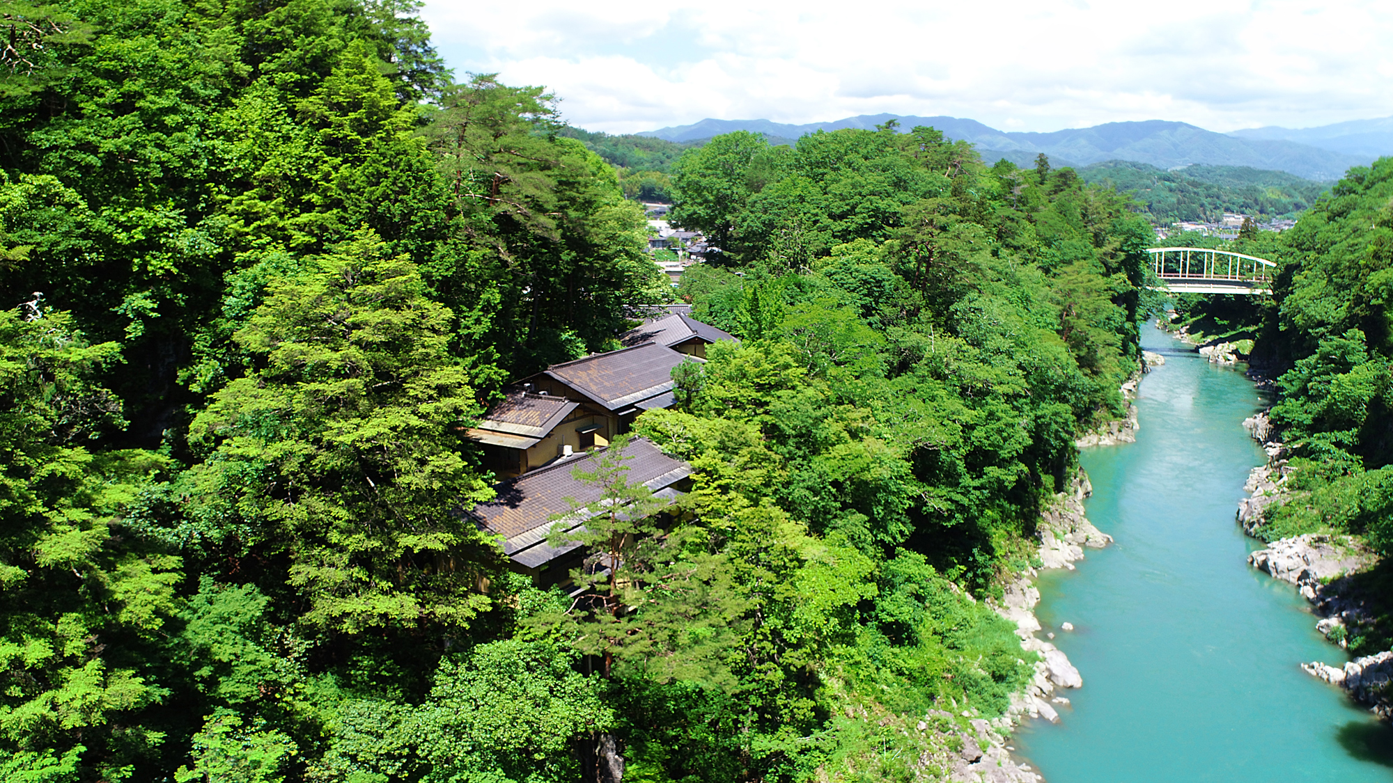 *【外観】天竜川に突き出すように立地