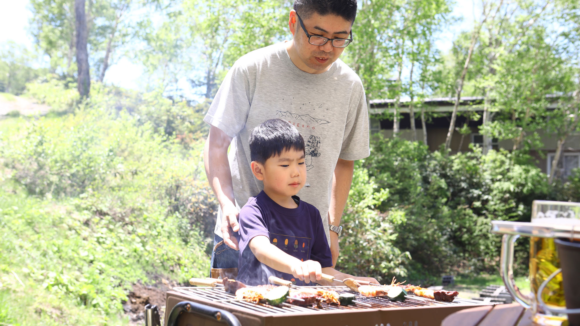 【夏・BBQ】みんなの分も焼いてあげるね