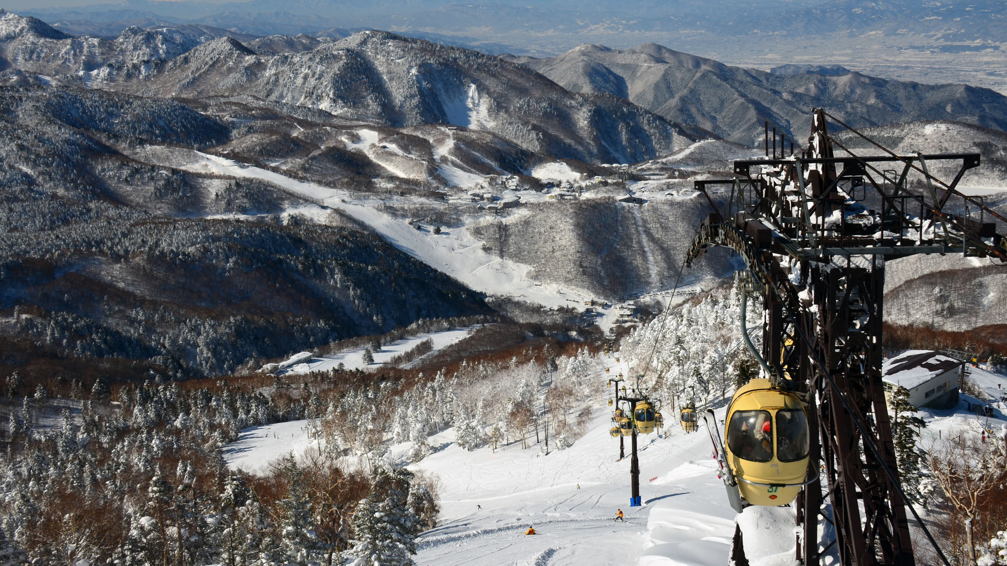 【冬】ゴンドラからの雄大な景色。志賀高原のスキーは雪質も景色も最高です。