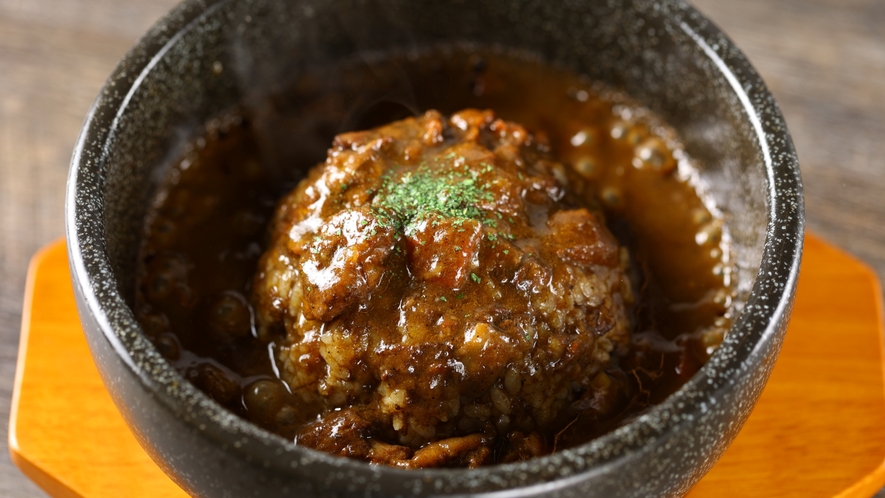 【だるま食堂】石焼カレーはアツアツをどうぞ