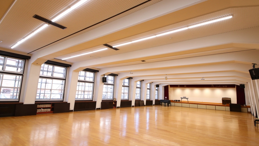 【音楽ホール】ホールの広さは120坪！ダンスや音楽合宿にご利用いただけます