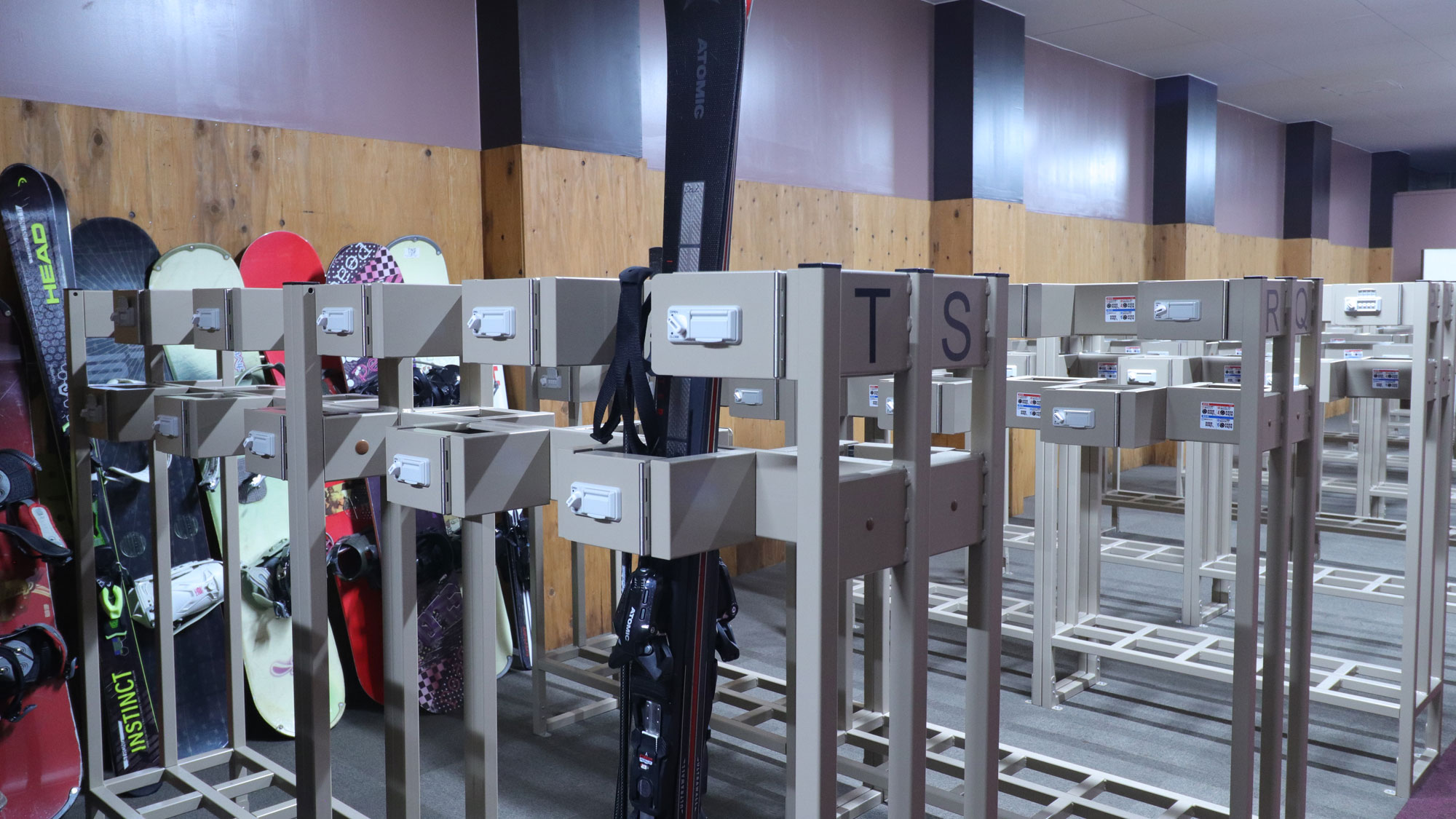 【スキー・スノボロッカールーム】