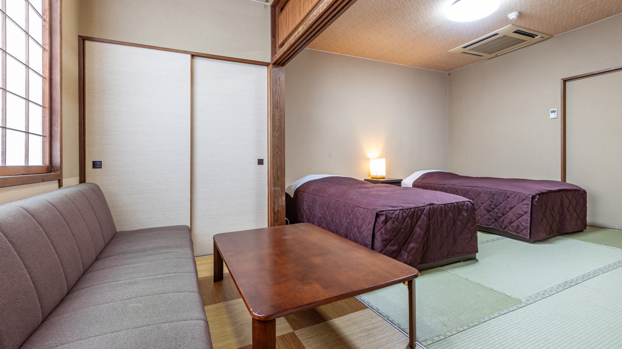 【東館 和ツイン】和室にベッドを配備した客室です。