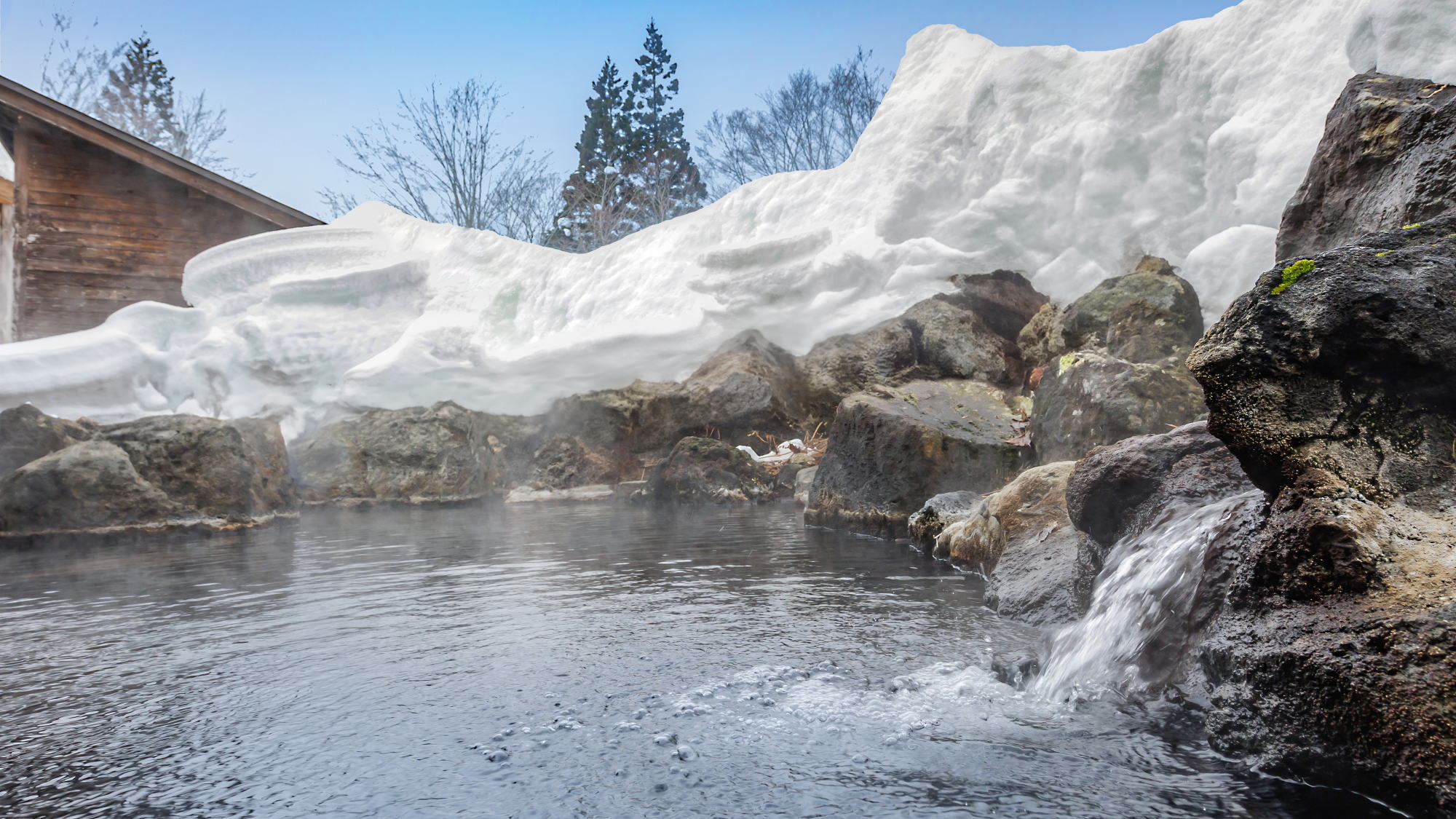 【女湯露天風呂】冬の醍醐味である雪見風呂を楽しめる、開放感あふれる露天風呂