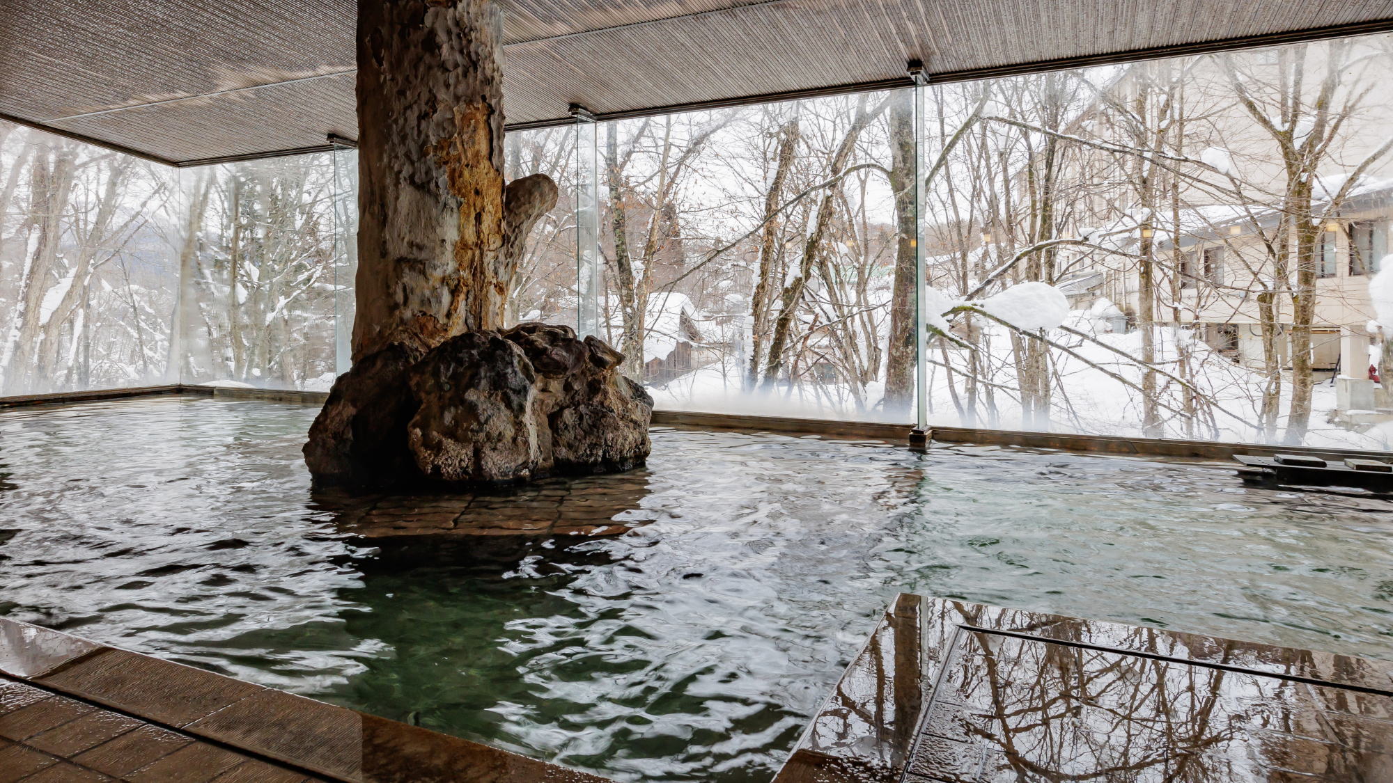 【男湯大浴場】窓にも雪景色が写りこんで情緒豊かな大浴場